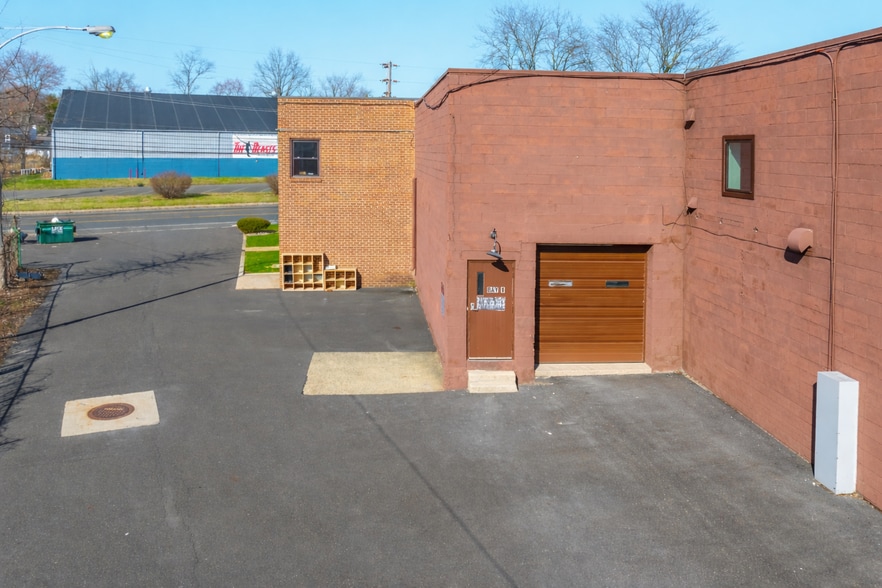 More Photos Of 1300 Industrial Blvd, Southampton Light Distribution For Sale