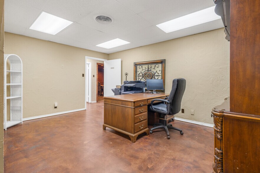 More Photos Of 101 S Main St, Quitman Office For Sale