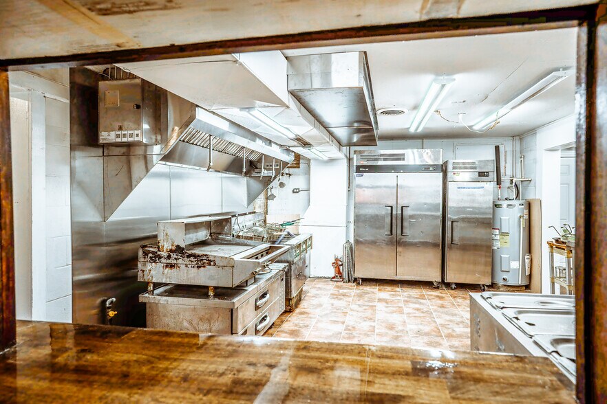 More Photos Of 20805 Seminary St, Hollow Rock Flex For Lease