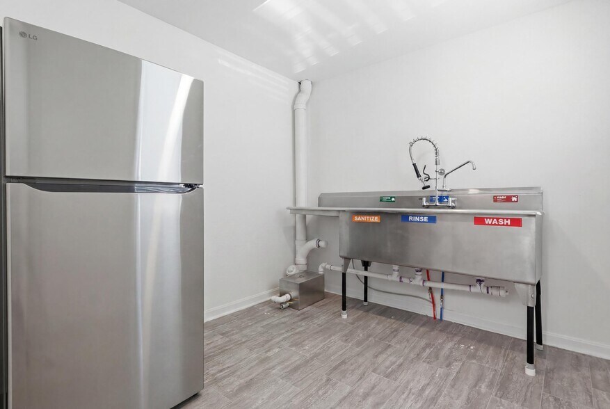 More Photos Of 805 E Prospect St, York General Retail For Sale