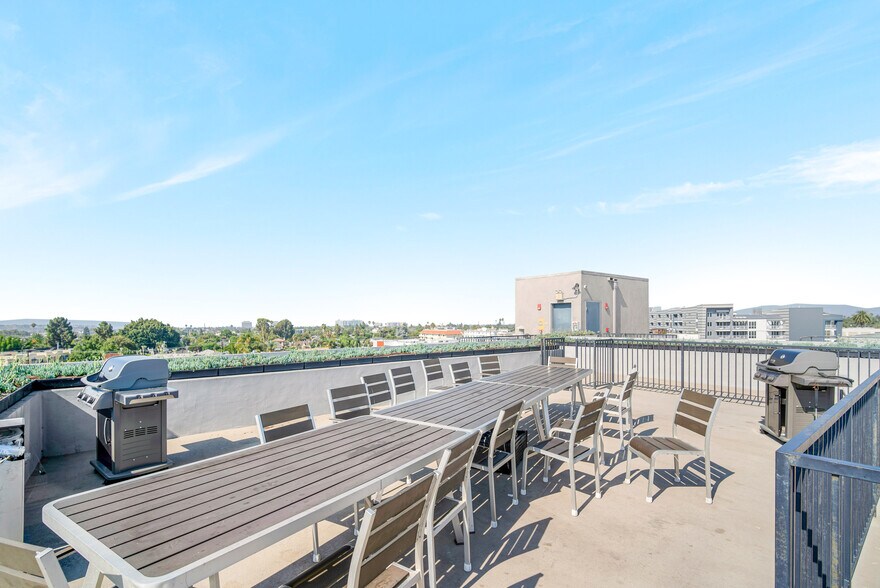 More Photos Of 11900 Courtleigh Dr, Los Angeles Apartments For Sale