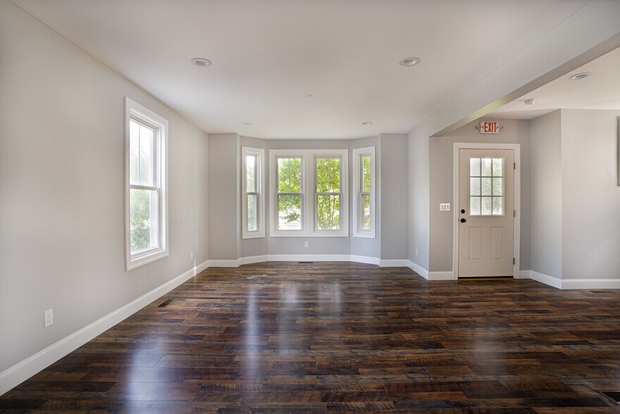 More Photos Of 49 Landing Ave, Smithtown Office Residential For Lease