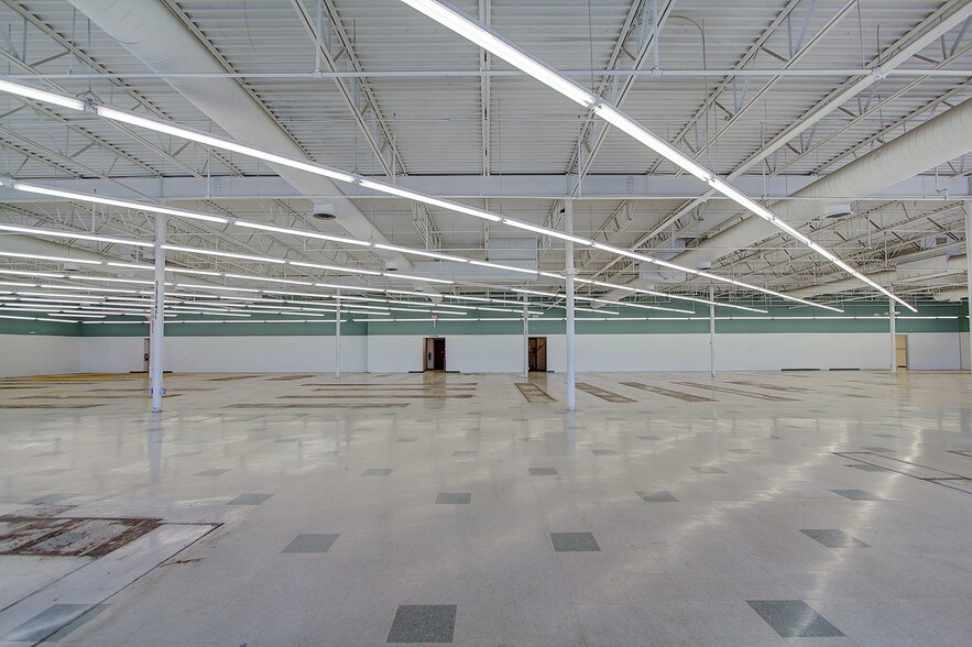 More Photos Of 8615-8665 W Brown Deer Rd, Milwaukee General Retail For Lease