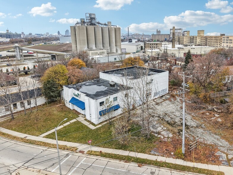 More Photos Of 300 E Bay St, Milwaukee Flex For Sale
