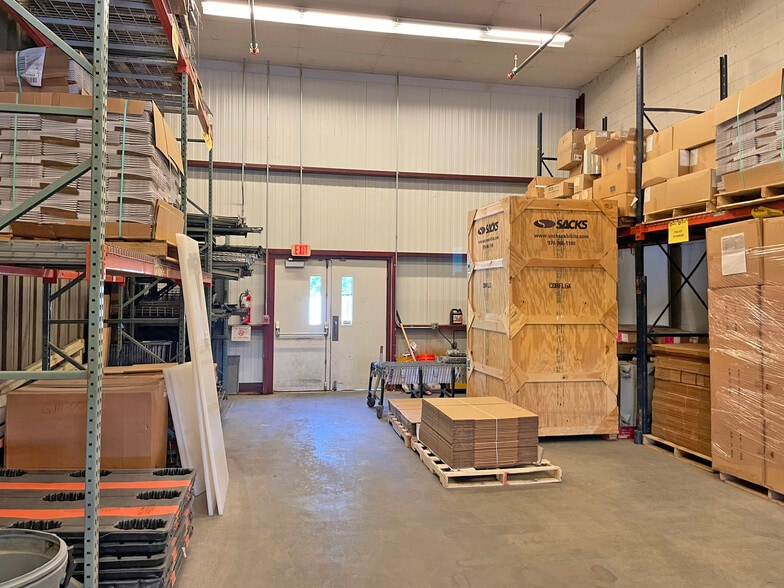 More Photos Of 669 E Industrial Park Dr, Manchester Light Manufacturing For Lease