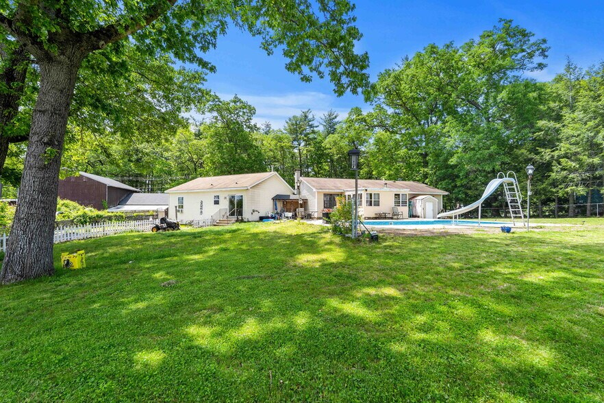 More Photos Of 25 Beacon St, Amesbury Showroom For Sale