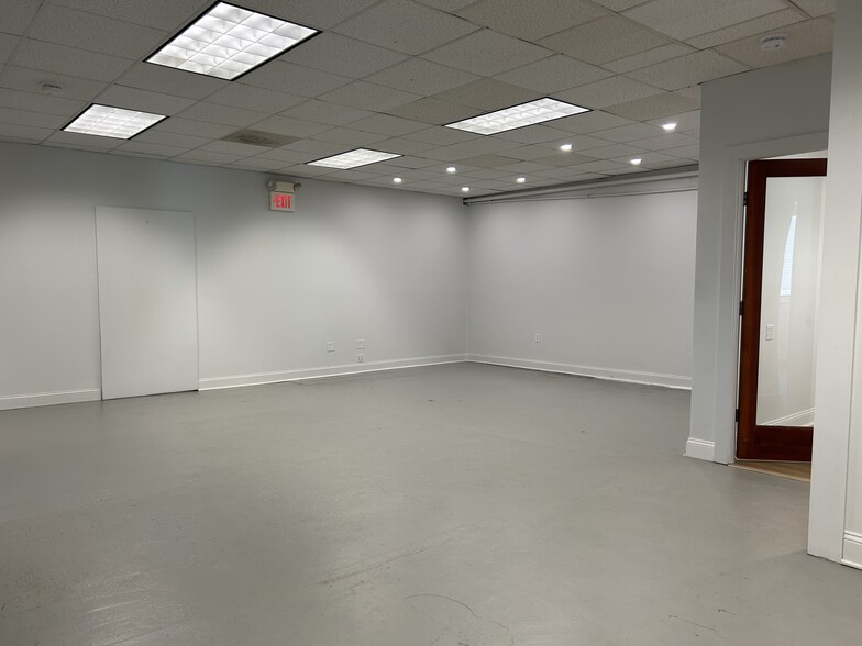 More Photos Of 20 Maplewood Ave, Gloucester Light Distribution For Lease