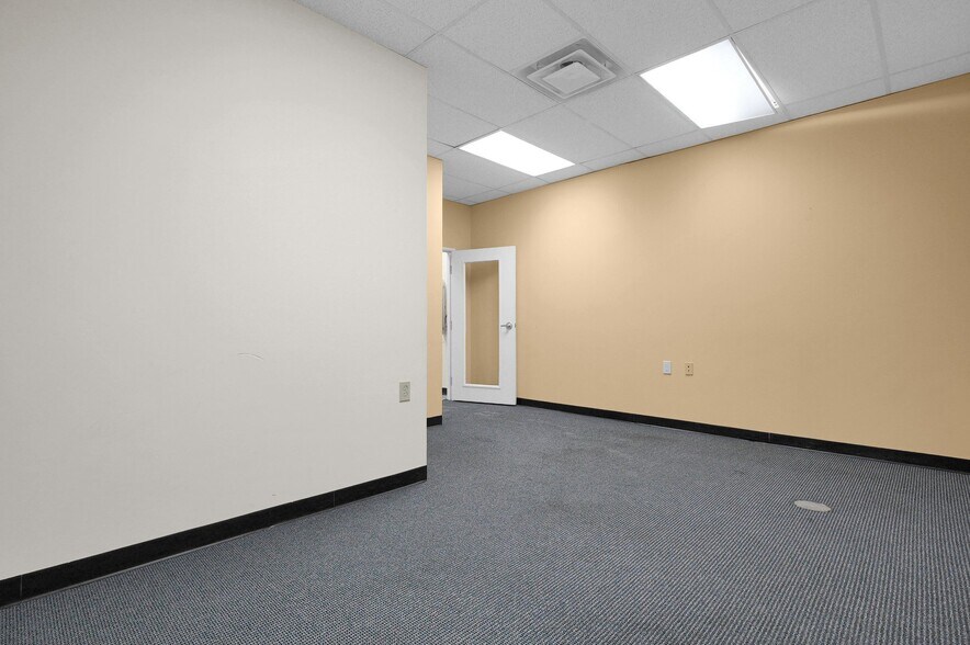 More Photos Of 747-889 Bethel Rd, Columbus Storefront For Lease