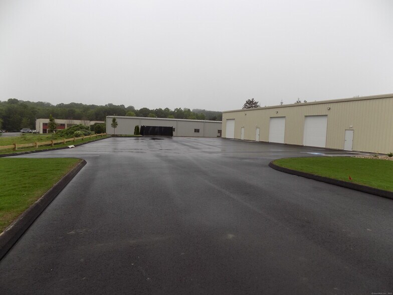 More Photos Of 4 Lassy ct, Terryville Warehouse For Lease