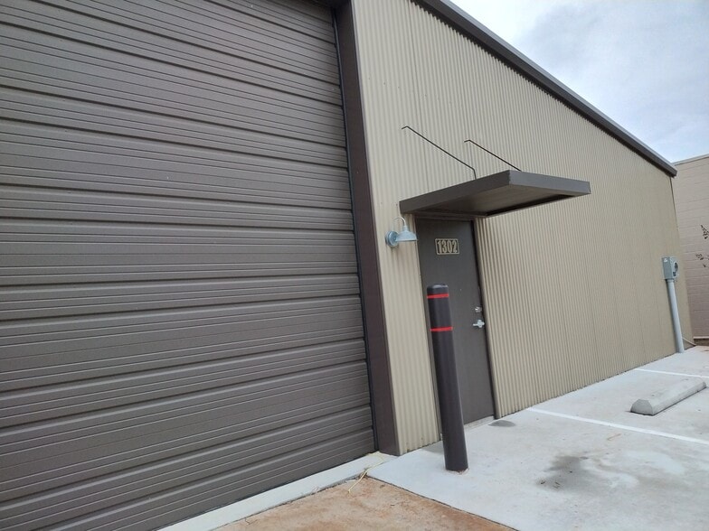 More Photos Of 1302 Lindsey Plaza Dr, Norman Warehouse For Lease