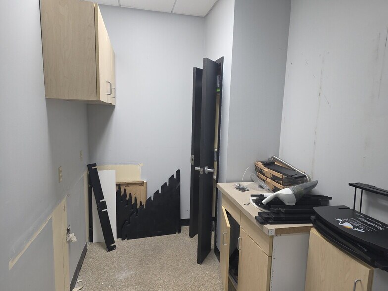 More Photos Of 18 Oak Forest Rd, Bluffton Office For Lease