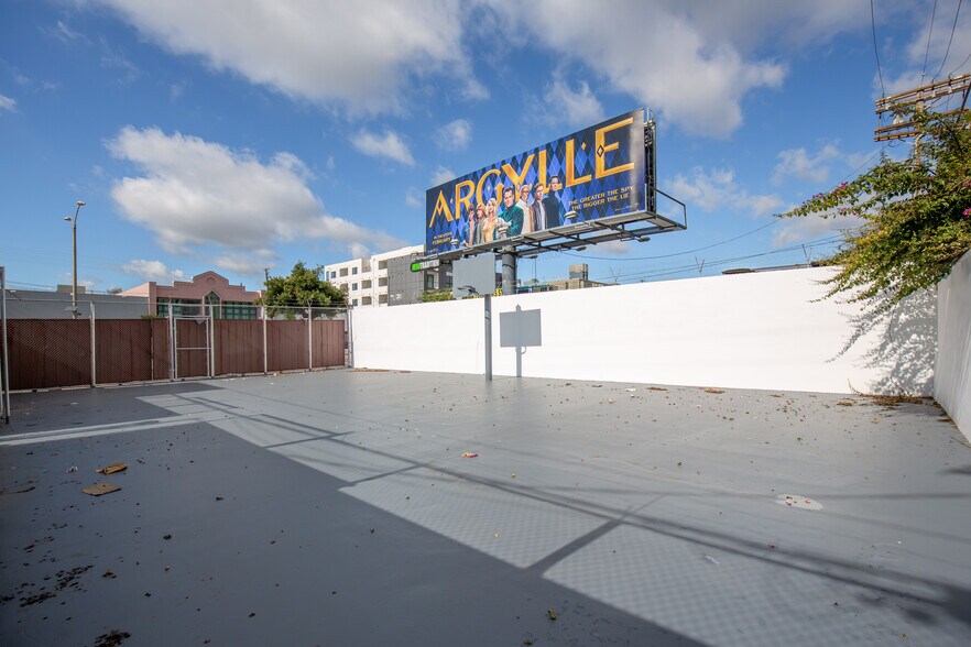 More Photos Of 700 N Fairfax Ave, Los Angeles Storefront For Lease