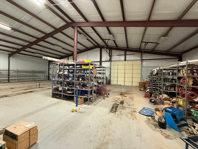 More Photos Of 507 Mustang Dr, Andrews Warehouse For Lease