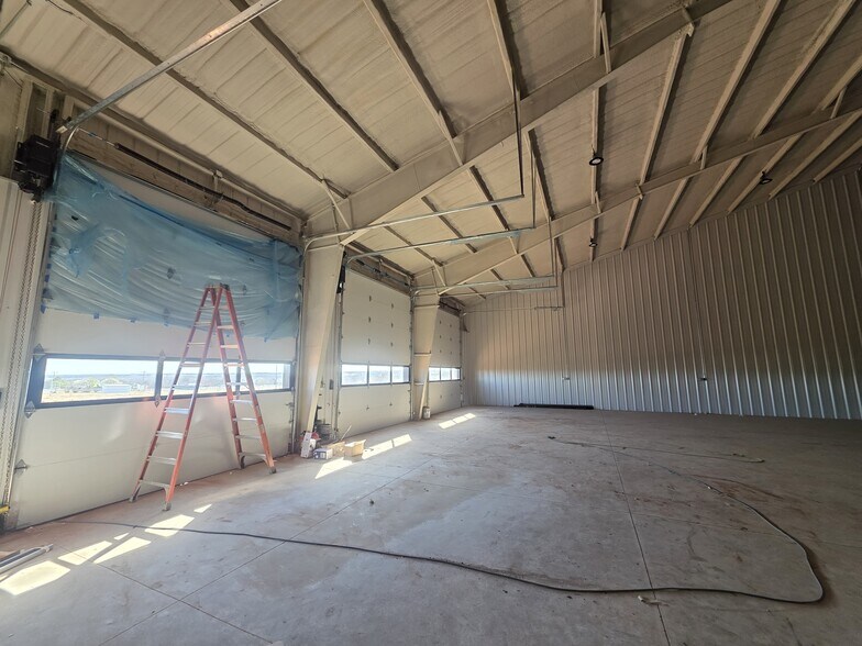 More Photos Of 13530 Pine St, Edmond Flex For Lease