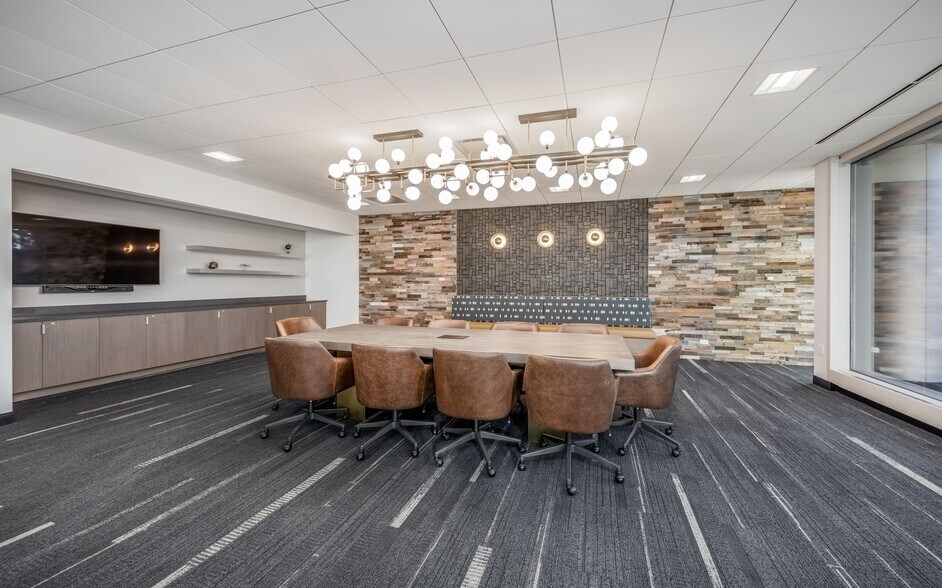 More Photos Of 10275 W Higgins Rd, Rosemont Office For Lease