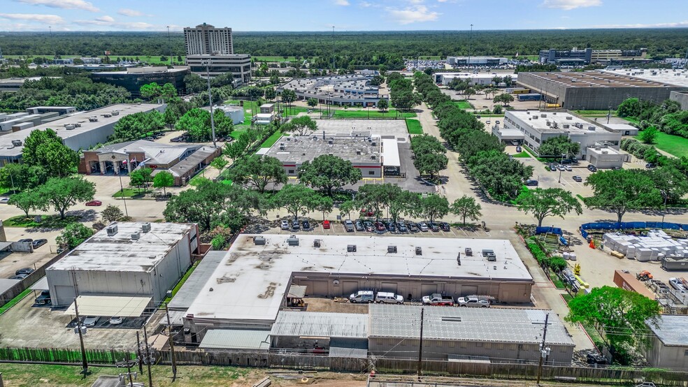 More Photos Of 16522-16536 Park Row, Houston Light Distribution For Sale
