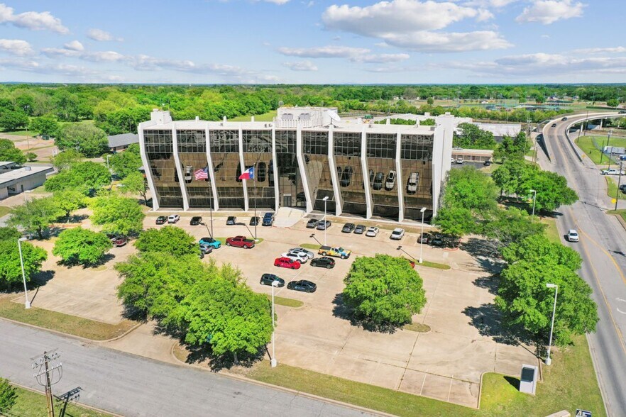 More Photos Of 1800 Teague Dr, Sherman Office For Sale