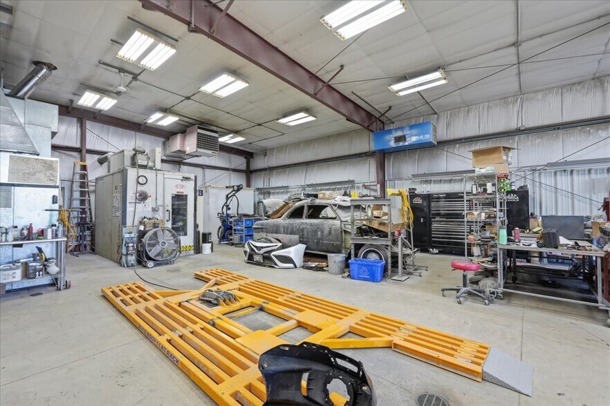 More Photos Of 590 Commercial Ave, Waterloo Auto Repair For Sale
