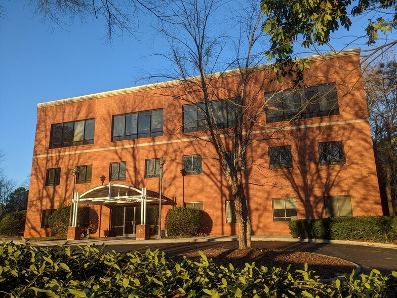 More Photos Of 8024 Glenwood Ave, Raleigh Coworking Space