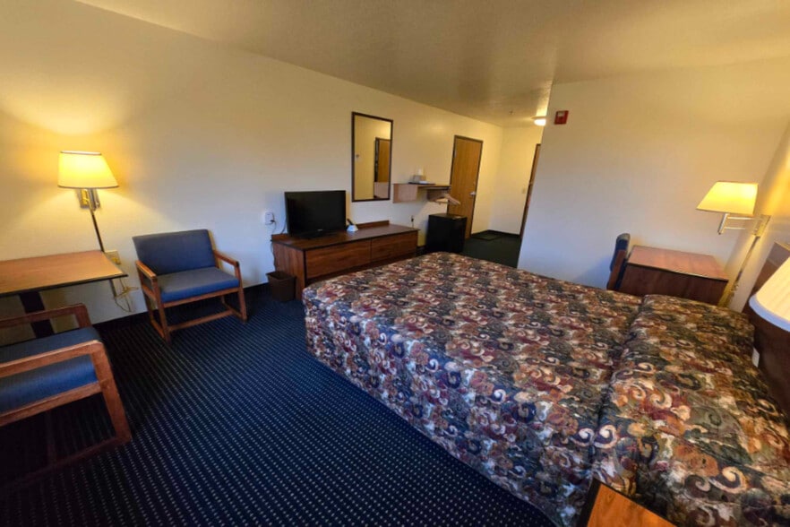 More Photos Of 748 E 12th St, Imperial Hotel For Sale