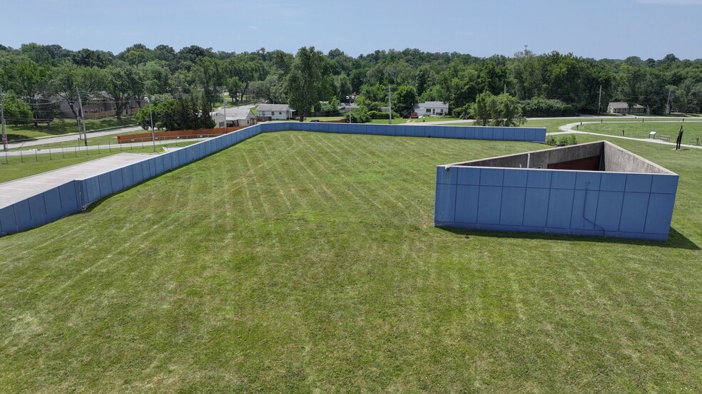 More Photos Of 9000 Old Santa Fe Rd, Kansas City Office For Sale