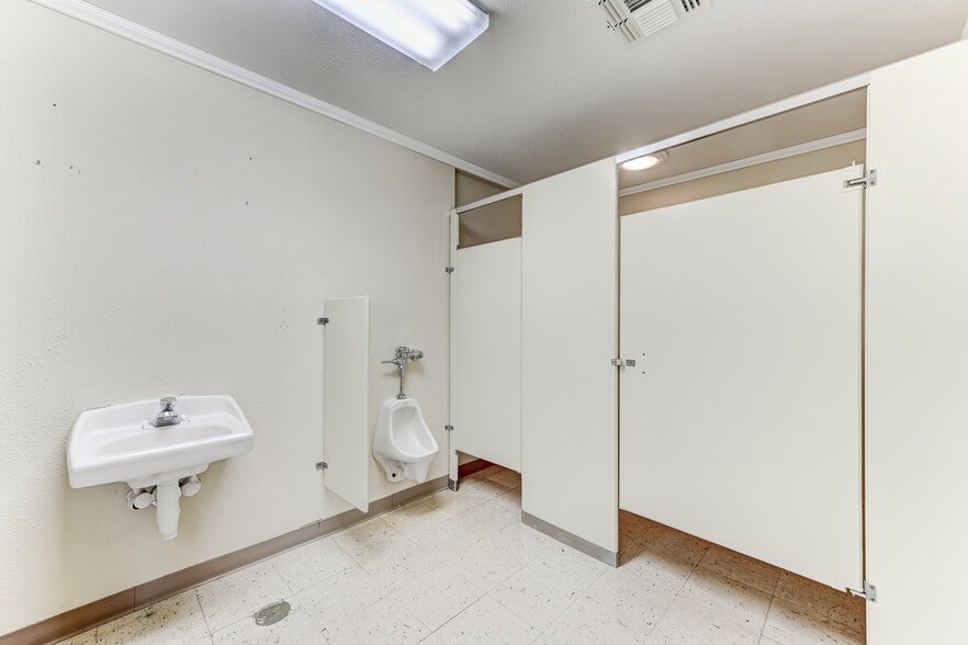 More Photos Of 9802 Whithorn Dr, Houston Office For Sale