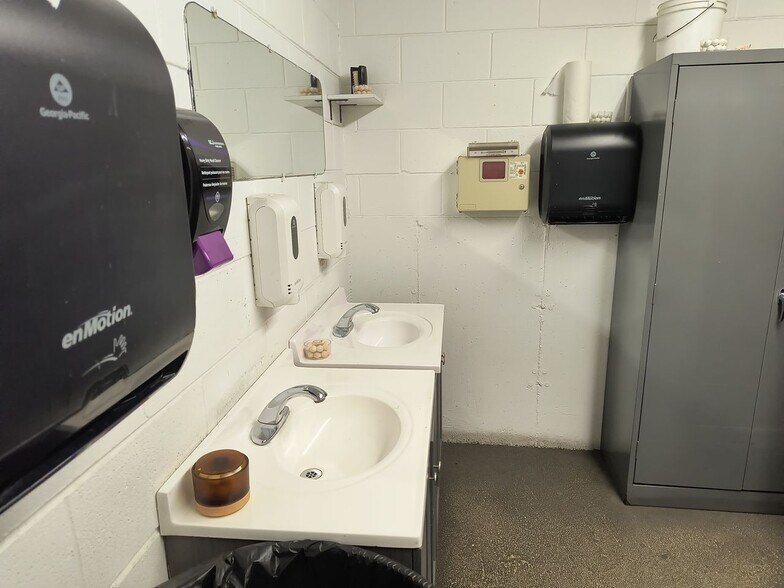 More Photos Of 405 18th Ave, Rockford Warehouse For Lease