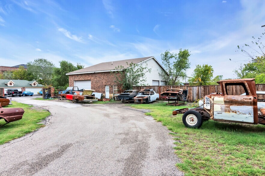 More Photos Of 4116 Keller Hicks Rd, Fort Worth Light Distribution For Sale