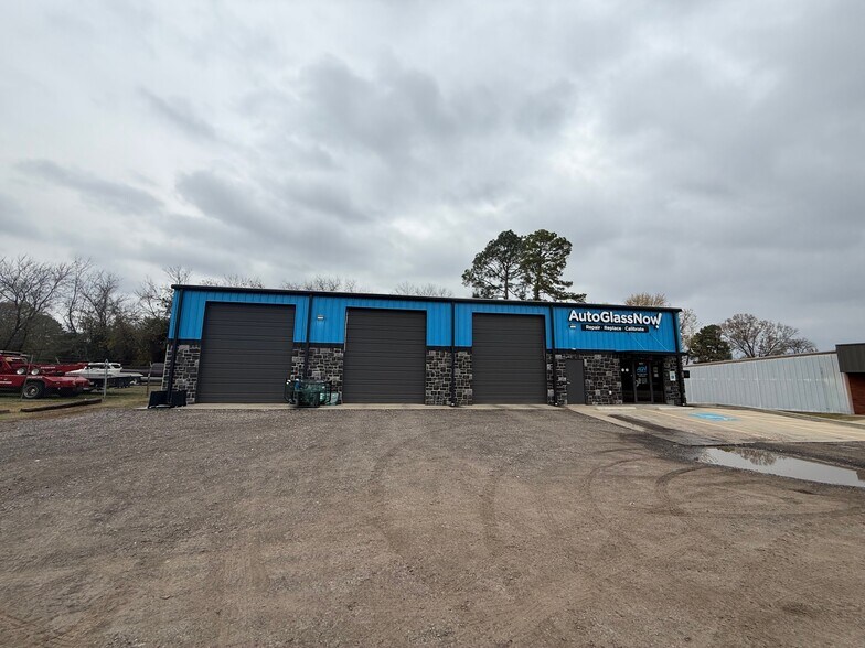 Primary Photo Of 7216 Highway 271 S, Fort Smith Service For Sale