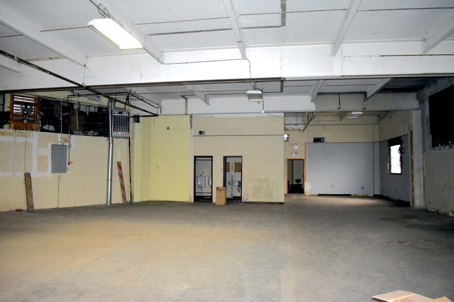 More Photos Of 18762-18772 Hollis Ave, Hollis Warehouse For Sale