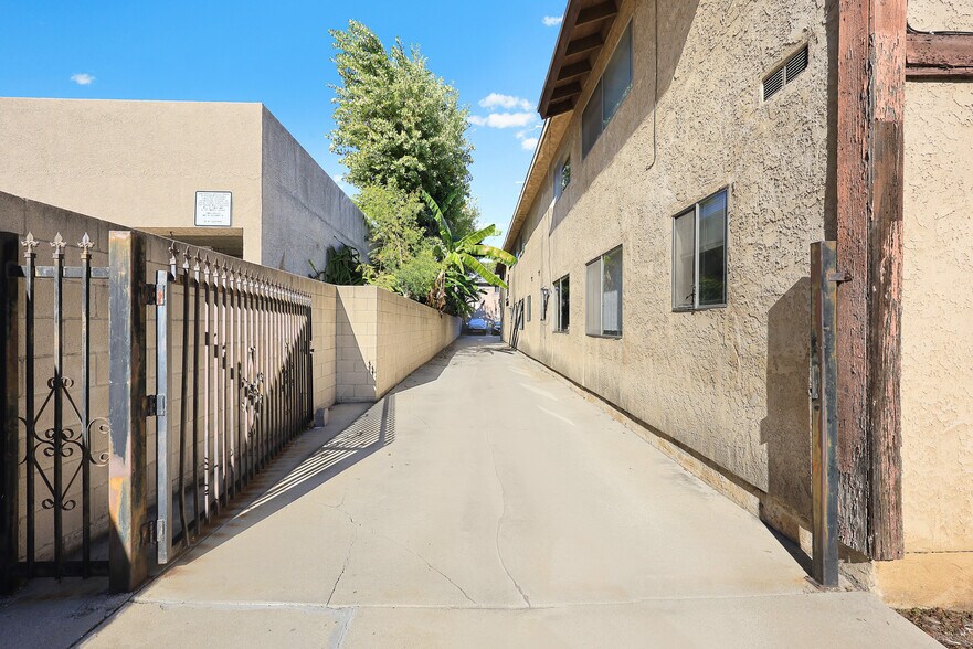 More Photos Of 15 E Beacon St, Alhambra Apartments For Sale