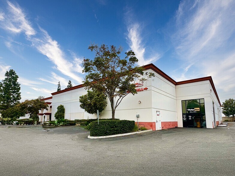 More Photos Of 911 Poinsettia St, Santa Ana Warehouse For Sale