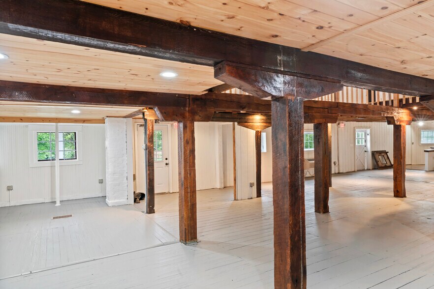 More Photos Of 20704 Ashburn Rd, Ashburn Unknown For Lease