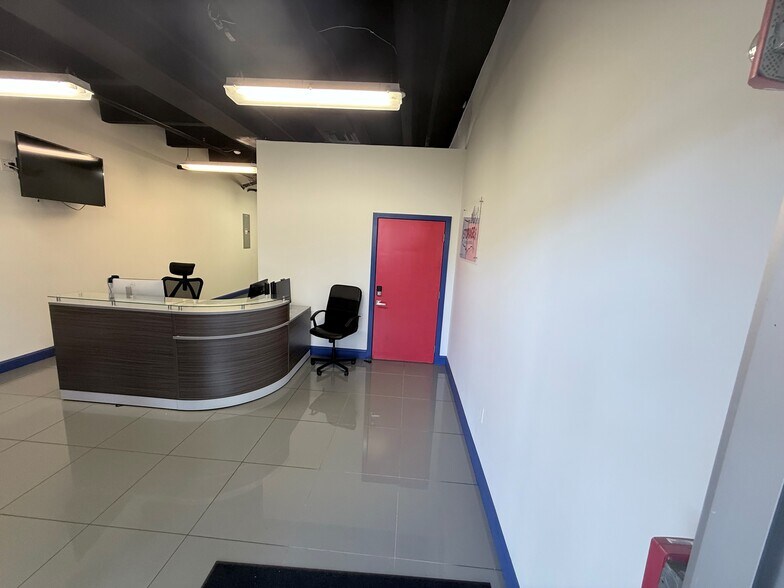 More Photos Of 1000 W Pembroke Rd, Hallandale Beach Self Storage For Lease