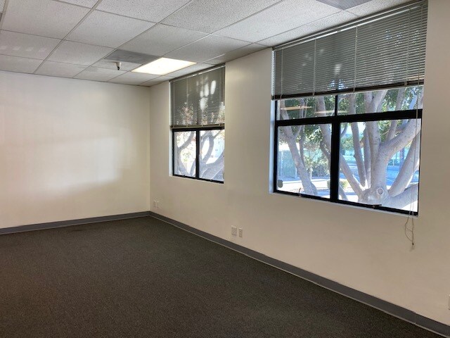 More Photos Of 2510 Main St, Santa Monica General Retail For Sale