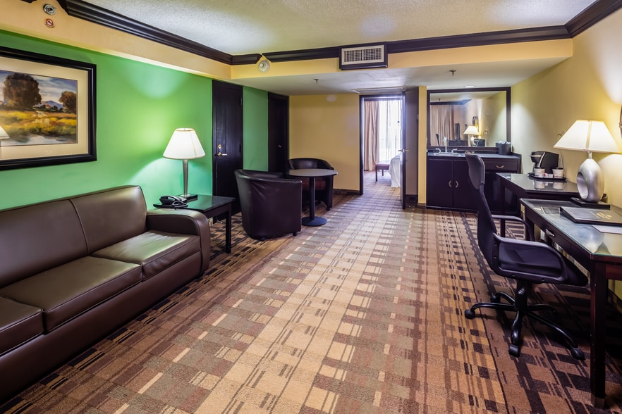 More Photos Of 9090 Southwest Fwy, Houston Hotel For Sale