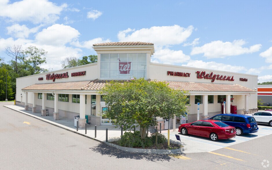 Primary Photo Of 13125 N Main St, Jacksonville Drugstore For Sale