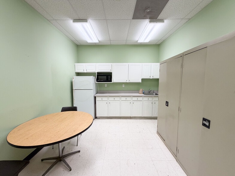 More Photos Of 147 Meriden Rd, Middlefield Garden Center For Sale