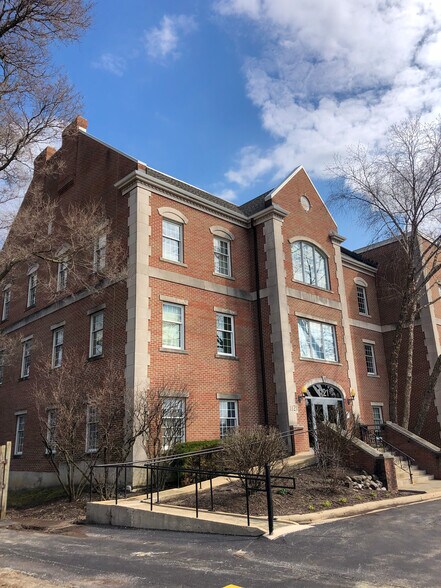 More Photos Of 1121 E Main St, St Charles Office Residential For Lease