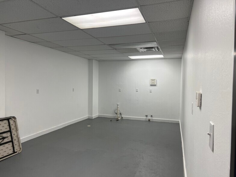 More Photos Of 209-211 S 5th St, Chickasha Storefront For Lease