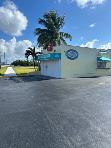 More Photos Of 7000 N Dixie Hwy, Boca Raton Freestanding For Lease