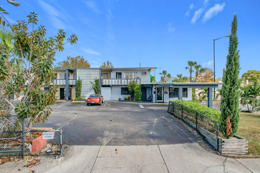 More Photos Of 307 E Vine St, Kissimmee Hotel For Sale