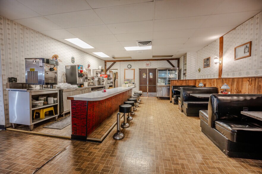 More Photos Of 176 N Market St, Shreve General Retail For Sale