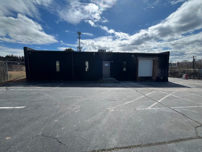 More Photos Of 4916 Bartlett St, Greensboro Light Distribution For Lease