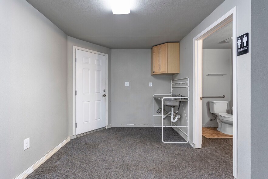 More Photos Of 5428 W Clearwater Ave, Kennewick Storefront Retail Office For Lease