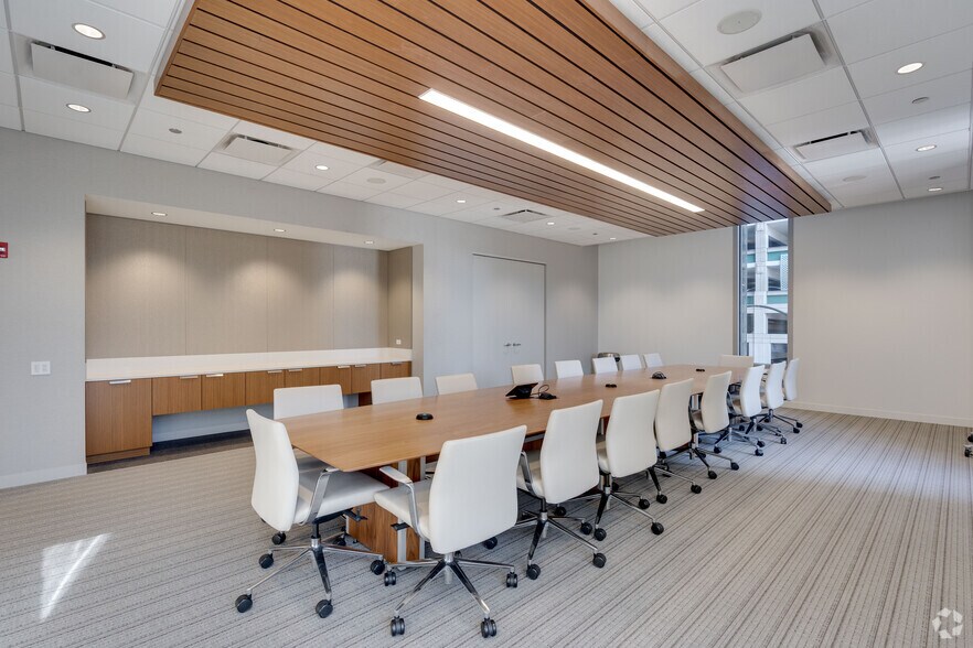 More Photos Of 311 S Wacker Dr, Chicago Office For Lease