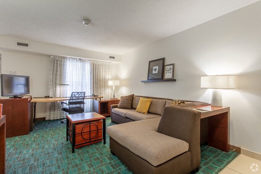 More Photos Of 9765 Crosspoint Blvd, Indianapolis Hotel For Sale