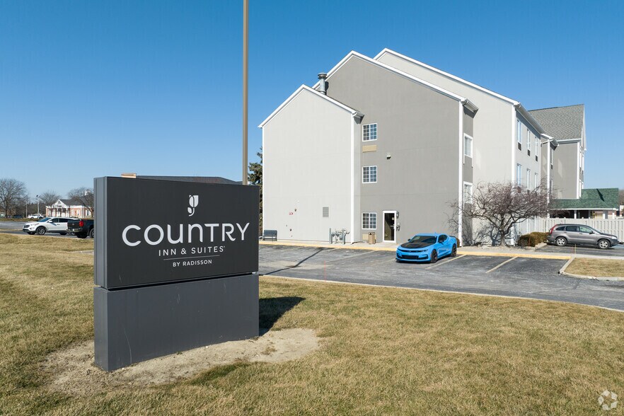 More Photos Of 541 W Dussel Dr, Maumee Hotel For Sale