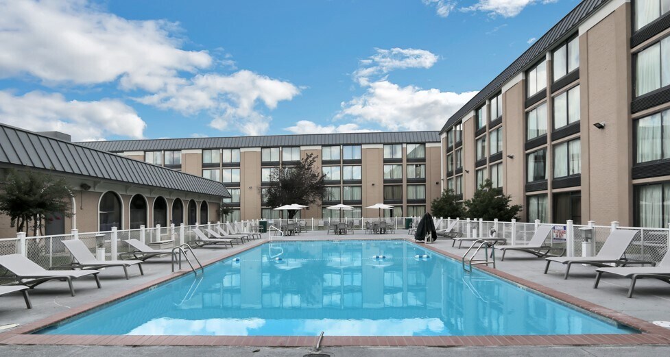 More Photos Of 1471 E Brooks Rd, Memphis Hotel For Sale