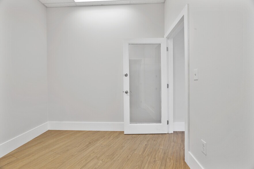 More Photos Of 10300-10380 NW 53rd St, Sunrise Distribution For Lease